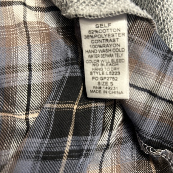 Women’s long sleeve gray top size small. Part of the shirt is plaid in the back. - Picture 5 of 5